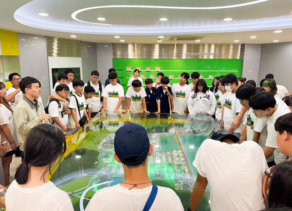 우리가 그린히어로 중학생 활동가들이 LG화학 대산공장을 탐방하여 공장 소개를 듣고 있다.