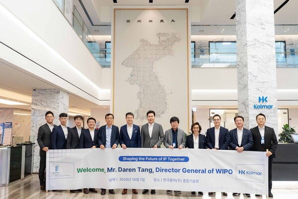 지난 1일 한국콜마 종합기술원을 방문한 다렌 탕(Daren Tang) WIPO 사무총장(왼쪽에서 여섯번째)을 비롯한 특허청 관계자들이 윤상현 콜마그룹 부회장(오른쪽에서 여섯번째) 및 콜마 관계자들과 기념사진을 촬영하고 있다.