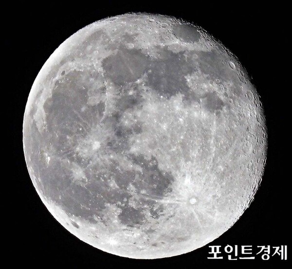 경북 영천시 북안면에서 2025년 10월 8일 오후 9시 40분경 구름사이로 보이는 달의 모습. 사진=신현기 기자(포인트경제)