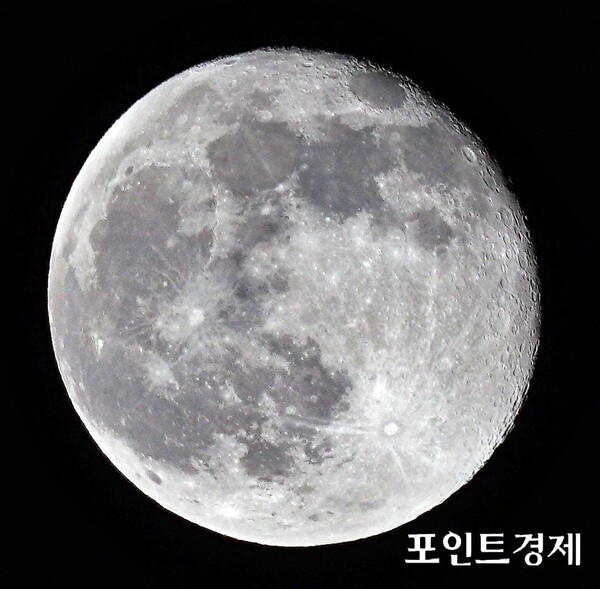 경북 영천시 북안면에서 2025년 10월 8일 오후 9시 40분경 구름사이로 보이는 달의 모습. 사진=신현기 기자(포인트경제)