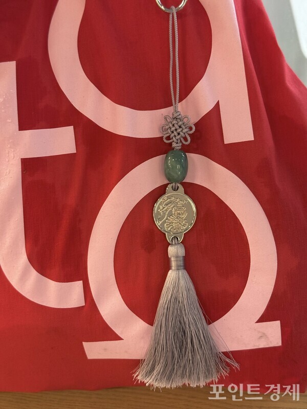 10일 오전 11시께 창경궁 풍경. 궁패스(궁중문화축전 축제 기간동안 무한입장) 노리개. /사진=명은별