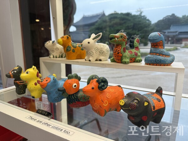 창경궁 내 사랑아트샵 안에 목각인령들이 전시되어 있다. /사진=명은별