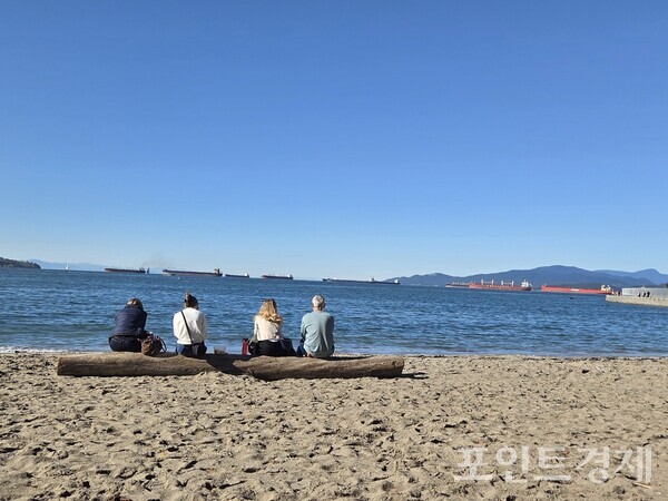13일(현지시간) 캐나다 밴쿠버 잉글리시 베이 비치(English Bay Beach)에서 바다를 바라보고 있는 사람들 /사진=김선영 ⓒ포인트경제
