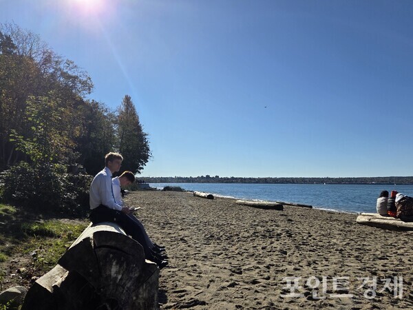 13일(현지시간) 캐나다 밴쿠버 잉글리시 베이 비치(English Bay Beach)에 앉아 쉬는 사람들 /사진=김선영  ⓒ포인트경제