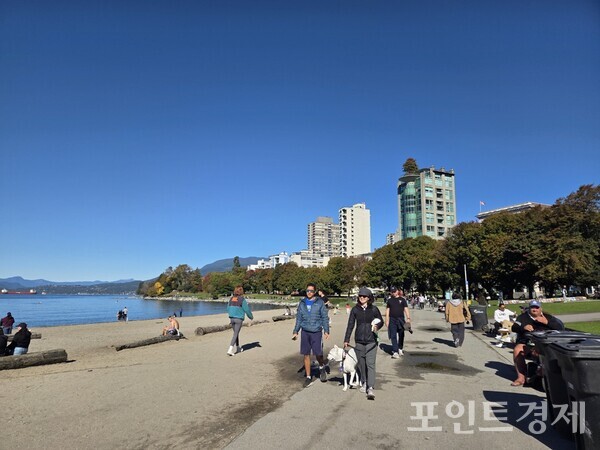 13일(현지시간) 캐나다 밴쿠버 선셋비치(Sunset Beach)에서 산책하는 사람들 /사진=김선영 ⓒ포인트경제