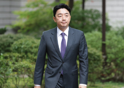 李, <b>강훈식</b> 비서실장 '전략경제협력 특사' 임명... 'K-<b>방산</b>' 79조 <b>세일즈</b>...