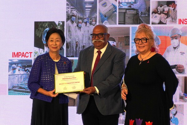 제18회 고촌상 시상식에서 (왼쪽부터)종근당고촌재단 정재정 이사장, 몰바이오 다이그노스틱스 스리람 나타라잔 대표, Stop TB Partnership 루치카 디띠우 사무국장이 기념촬영을 하고 있다.