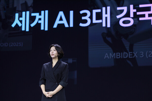 6일 최수연 네이버 대표이사가 DAN25 컨퍼런스에서 대한민국의 AI 3대 강국 도약에 기여하겠다는 의지를 표명하고 있다. [사진=네이버] (포인트경제)