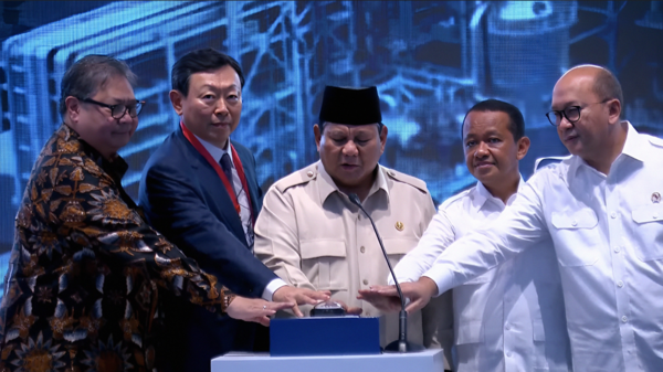 (왼쪽에서 두번째) 신동빈 롯데그룹 회장,(가운데) 프라보워 수비안토(Prabowo Subianto) 인도네시아 대통령 /롯데케미칼 제공