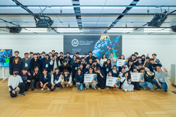 지난 8일 진행된 청소년 글로벌 로보틱스 챌린지에 참여한 전국 고등학생 17개 팀 /네이버 커넥트재단 제공