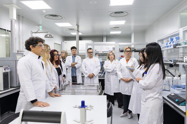 나보타 마스터 클래스에 참여한 아르헨티나 의료진이 나보타 생산시설을 둘러보고 있다. /대웅제약 제공