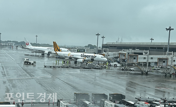 나리타공항 활주로에 주기 중인 여객기@포인트경제