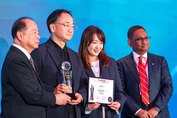 LG CNS 디지털AX담당 이승찬 상무(왼쪽에서 두 번째)가 11일 대만 타이베이에서 열린 '아시아·오세아니아 정보산업기구(ASOCIO) 어워드 2025'에서 'ESG 어워드'를 수상하고 있다.