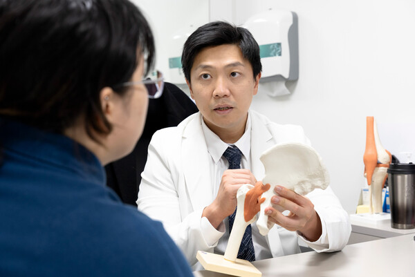 연세사랑병원 정재현 고관절관절내시경센터장이 환자와 상담을 진행하고 있다.