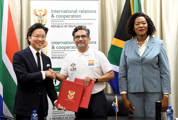 지난 9월 5일 남아프리카공화국 프리토리아 소재 남아공 외교부 청사에서 현대차 GPO 김일범 부사장(사진 왼쪽), 제인 당고르(Zane Dangor) 남아공 외교부 사무차관(사진 가운데), 안나 탄디 모라카(Anna Thandi Moraka) 남아공 외교부 차관(사진 오른쪽)이 2025년 G20 요하네스버그 정상회의 공식 차량 지원에 관한 업무협약을 체결한 직후 기념 촬영을 하고 있다. /현대자동차 제공