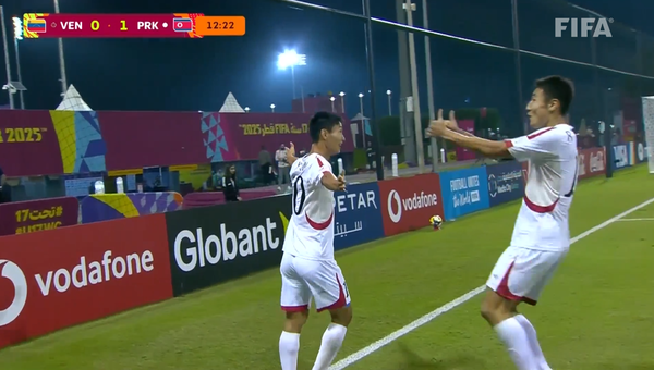 베네수엘라전 선제골을 넣은 북한 선수들이 환호하며 골 세리머니를 펼치고 있다/아시아축구연맹 홈페이지 캡쳐(포인트경제)