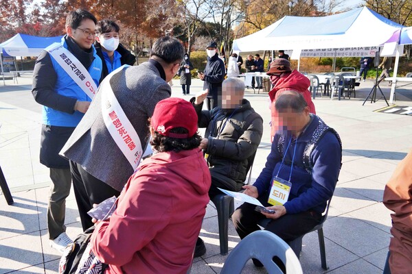 지난 19일 영등포공원 일대에서 우리은행, 서민금융진흥원, 영등포구청 직원들이 지역주민들에게 불법 사금융 피해예방 안내문과 홍보 물품을 나눠주고 현장상담을 진행하며 ‘불법 사금융 No!’ 캠페인을 진행하고 있다. /우리은행 제공