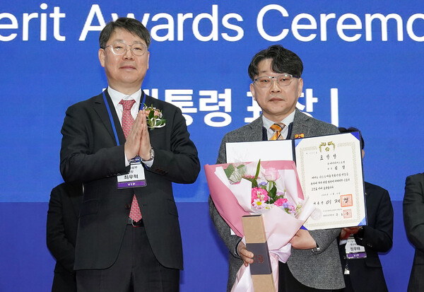 (왼쪽부터) 산업통상자원부 최우혁 국장과 HS효성종합기술원 김철 전무가 대통령상 수상 기념 촬영을 하고 있다. /HS효성 제공