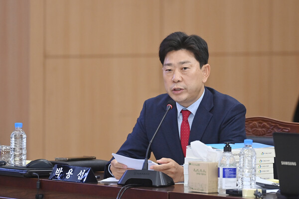 경상북도의회 교육위원회 박용선 의원(포항, 국민의힘)이 2025년 행정사무감사에서 질의하고 있다. 사진=경상북도의회(포인트경제)