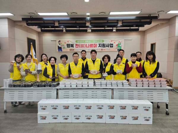 포항시 장량동 지역사회보장협의체가 20일 '행복찬 나르미 지원사업'을 실시하며 기념사진을 찍고 있다.사진=포항시 장량동행정복지센터(포인트경제)