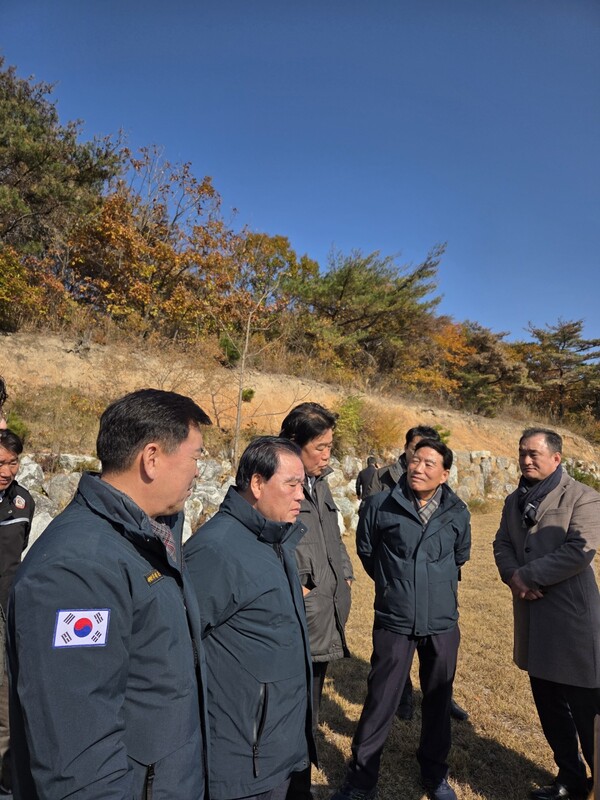 포항시의회 복지환경위원회가 20일 추모공원 건립 예정지를 방문해 주요 현안을 점검 하고 있다. 사진=포항시의회(포인트경제)
