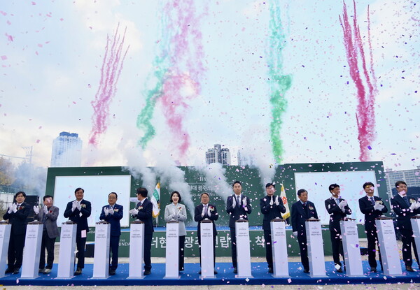 더현대 광주 착공식에서 축하 발파 퍼포먼스를 하고 있다. ⓒ광주시 (포인트경제)