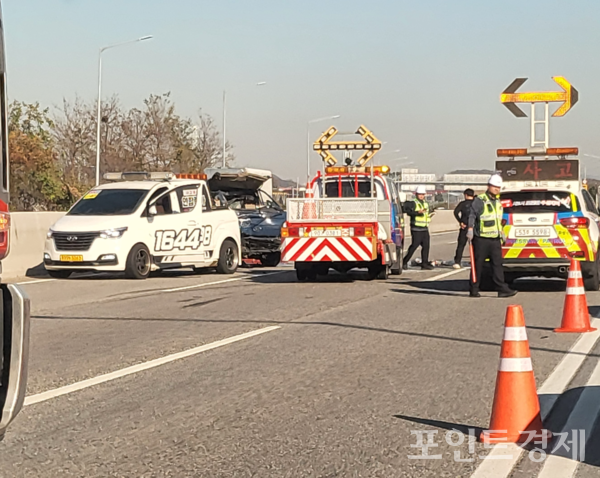 21일 서평택 jc 근방에서 발생한 사고로 교통을 통제 중인 모습 /사진=제보 ⓒ포인트경제