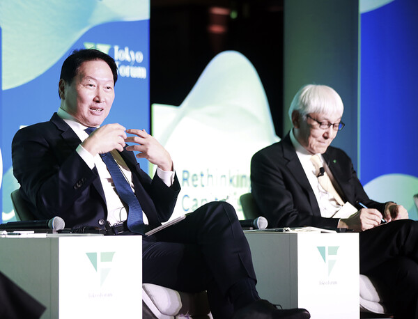 최태원 SK그룹 회장(왼쪽)이 21일 일본 도쿄대 야스다 강당에서 열린 '도쿄포럼 2025'의 비즈니스 리더 세션에 참석해 토론하고 있다. 오른쪽은 이와이 무츠오 일본경제동우회 회장 대행 겸 일본담배산업 이사회 의장 /SK 제공