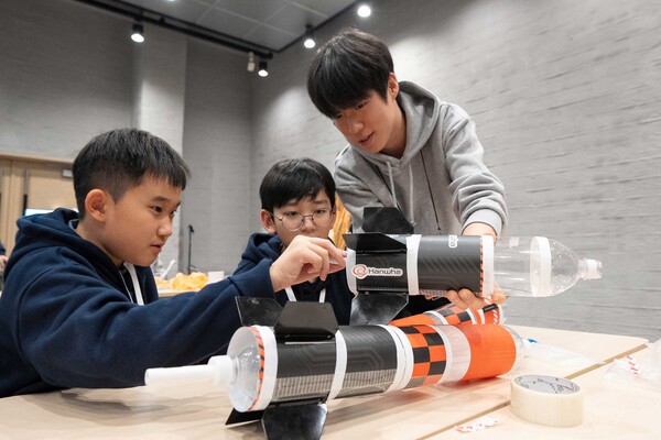 'Lift off, my NURI' 참여 학생들이 3단분리형 물로켓을 제작하고 있다. /한화 제공