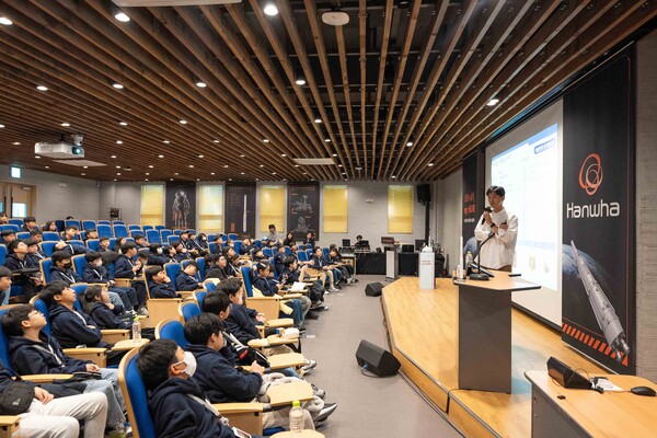 누리호 엔진 개발에 참여한 한국항공우주연구원 김진혁 연구원이 강의를 하고 있다. /한화 제공