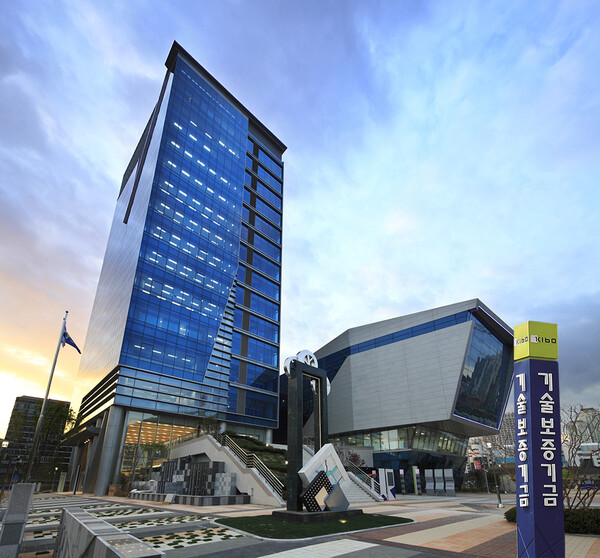  기술보증기금이 민간 액셀러레이터와 함께 스타트업 투자유치를 확대하기 위한 데모데이를 개최한다. [사진=기술보증기금](포인트경제)