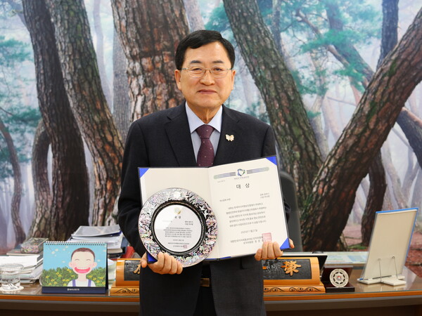 주낙영 경주시장이 제2회 대한민국지자체홍보대상 역사문화부문 대상 상패와 인증서를 들고 기념촬영을 하고 있다. 사진=경주시청(포인트경제)