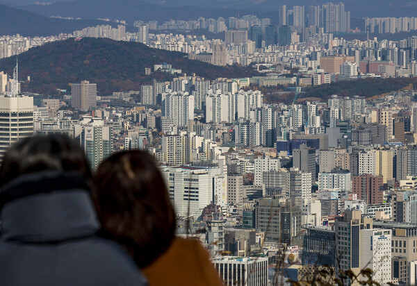 서울 남산에서 시내 아파트가 보이고 있다 / 사진=뉴시스 (포인트경제)