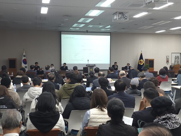 지난 24일 부산광역시의회 대회의실에서 '교육공동체를 위한 교사학부모 관계 개선 방안 토론회'가 진행되고 있다. [사진=정대영 기자](포인트경제)