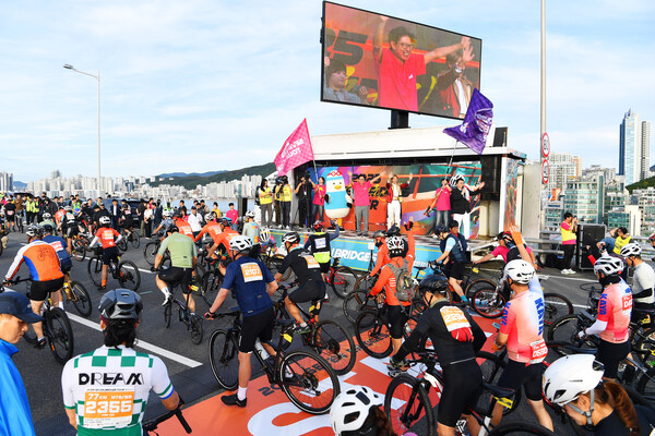 박형준 부산시장이 지난 9월 21일 세븐브릿지 투어 개막식에서 참가자들을 응원하고 있다. [사진=부산시](포인트경제)