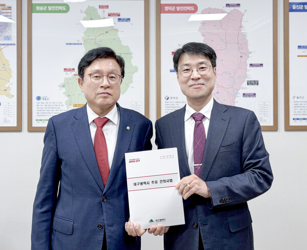 김정기 대구시장 권한대행은 지난 24일 국회를 방문해 박형수 예결위 간사와 만나 대구시 주요 현안 사업이 내년도 예산안에 반영될 수 있도록 적극 건의하고 있다.사진=대구시(포인트경제)