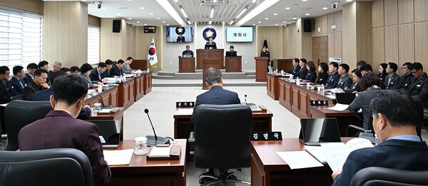 경북 고령군의회(의장 이철호)는 지난 24일 제1차 본회의를 개의하고 있다.사진=고령군(포인트경제)