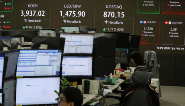 지난 24일 오전 서울 중구 하나은행 딜링룸 전광판에 지수가 표시 되고 있다. /사진=뉴시수