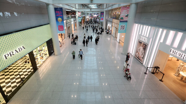 지난 24일 오후 인천국제공항 1터미널 면세 구역 모습 /사진=뉴시스