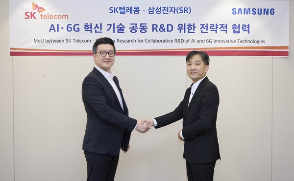 류탁기 SKT 네트워크기술담당과 정진국 삼성리서치 차세대통신연구센터장을 비롯한 양사 관계자들이 기념 촬영하는 모습 /SKT 제공
