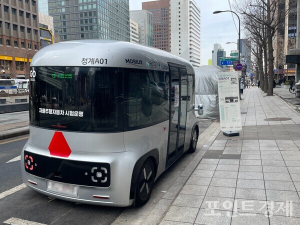 [돋보기] 청계천 누비는 무인 셔틀 '로이'...미래 대중교통 대안될까 - 뉴스 썸네일 이미지