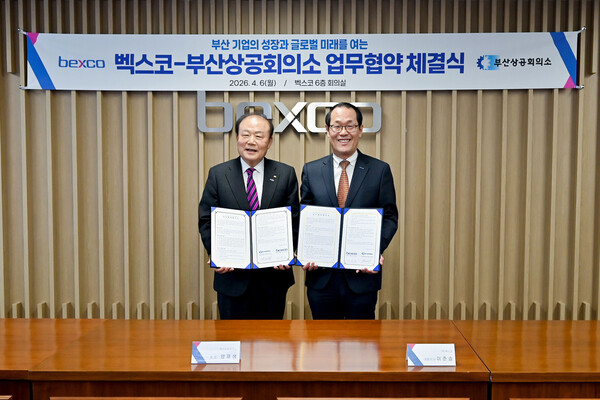 이준승 벡스코 대표이사(오른쪽)와 양재생 부산상공회의소 회장이 지난 6일 벡스코에서 지역 기업의 비즈니스 기회 확대와 실질적인 성과 창출을 위한 업무협약을 체결한 뒤 기념촬영을 하고 있다. /벡스코