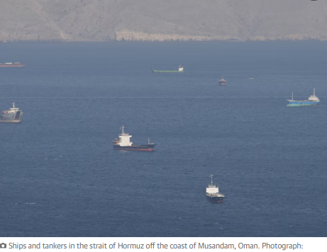 오만 무산담 해안 앞 호르무즈 해협을 지나는 선박과 유조선들./가디언 갈무리